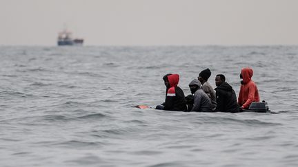 Des migrants tentent de traverser la Manche, entre Sangatte et Cap Blanc-Nez (Pas-de-Calais), le 27 août 2020. (SAMEER AL-DOUMY / AFP)