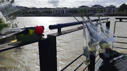 Des roses déposées là où le corps de Steve Maia Caniço a été retrouvé dans la Loire à Nantes. (SARAH TUCHSCHERER / FRANCE-INFO)