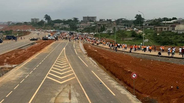 Aux alentours du stade Alassane Ouattara d'Abidjan, ouvert en 2020. "On s’arrête bien avant, on se gare et les gens doivent finir à pied, soit on vient en taxi. Je connais des gens qui ont dés fois raté le match à cause du fait qu’ils n’ont pas pu accéder au stade en voiture." (Photo Pierre Boisaubert)