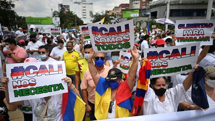 Des manifestants participent à la "Marche du silence" en signe de rejet des blocages de rues et des violences qui éclatent lors des protestations contre le gouvernement, à Cali, en Colombie, le 25 mai 2021. (LUIS ROBAYO / AFP)