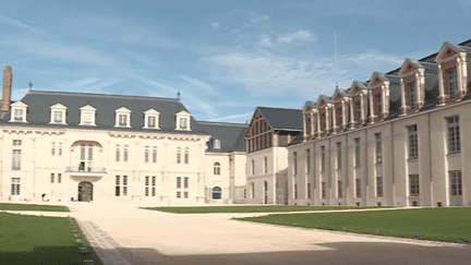 Après plusieurs reports, la cité internationale de la langue française sera inaugurée lundi 30 octobre au château de Villers-Cotterêts (Aisne). C’est dans ce château que François Ier a fait du français la langue officielle dans le pays en 1539. (franceinfo)