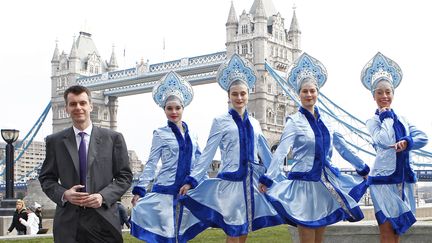 L'oligarque russe Mikha&iuml;l Prokhorov et les danseuses du groupe&nbsp;Znaniye-Kalinka devant la Tour de Londres, le 4 mars 2011. (ANDREW WINNING / REUTERS)