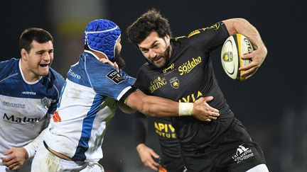 Le joueur du Stade Rochelais Kévin Gourdon (à droite) lors du match La Rochelle-Castres le 7 janvier 2017. (XAVIER LEOTY / AFP)