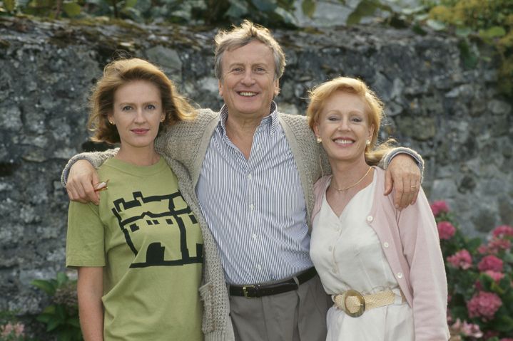 Catherine Riche (à droite de la photo) avec son mari Claude Rich et sa fille Delphine. Photo prise durant le tournage du film pour la télévision "La vérité en face", réalisé par Etienne Perrier (1992) (RUSSEIL CHRISTOPHE / SYGMA)