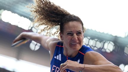 Mélina Robert-Michon lors des qualifications au lancer du disque, aux JO de Paris, le 2 août 2024, au Stade de France. (KIRILL KUDRYAVTSEV / AFP)