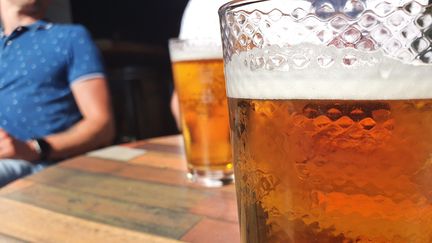 Des verres de bière sur une terrasse à Cherbourg (Manche). Photo d'illustration. (ANTHONY RAIMBAULT / FRANCE-BLEU COTENTIN / RADIO FRANCE)