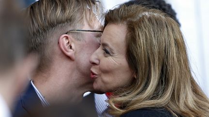 Val&eacute;rie Trierweiler &eacute;tait pr&eacute;sente au rassemblement des partisans de la loi. Elle a salu&eacute; Wlfred de Bruijn, agress&eacute; d&eacute;but avril en raison de son homosexualit&eacute;. (CHARLES PLATIAU / REUTERS)