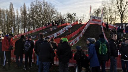 Des spectateurs regardent les cyclistes, le 11 janvier.&nbsp; (CLEMENT CONTE / RADIOFRANCE)