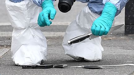 Un enquêteur examine des couteaux après l'arrestation d'un homme près du Parlement de Westminster à Londres, le 27 avril 2017.&nbsp; (JUSTIN TALLIS / AFP)