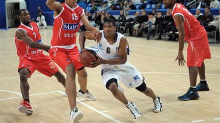 Andrew Albicy (Gravelines) s'infiltre dans la raquette choletaise (BERTRAND LANGLOIS / AFP)