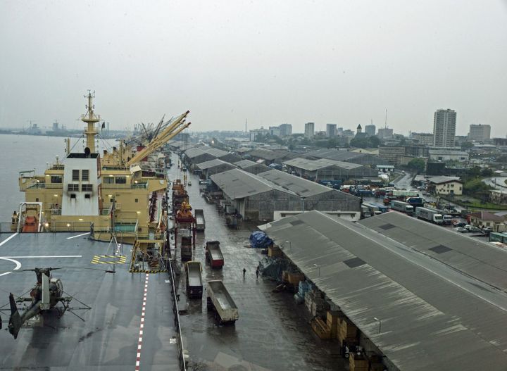 Vue du port de Douala prise du navire militaire français «Dixmude» le 3 décembre 2013.  (FRED DUFOUR / AFP)