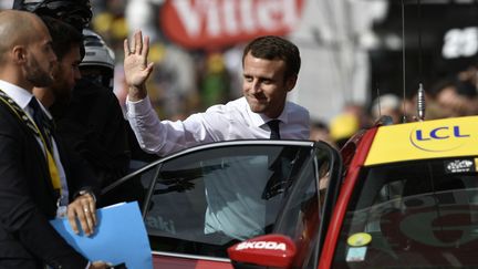 Emmanuel Macron à l'arrivée de 17e étape du Tour de France, entre La Mure et Serre-Chevalier, le 19 juillet 2017.
 (PHILIPPE LOPEZ / AFP)