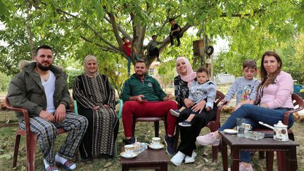 La famille&nbsp;Shemaly dans son jardin à El Marj, au Liban, le 30 octobre 2021. (PIERRE-LOUIS CARON / FRANCEINFO)