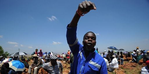 Un mineur en grève en train d'appeler ses collègues à une manifestation à Carletonville (nord-ouest de Johannesburg) (22-10-2012) (AFP - ALEXANDER JOE )