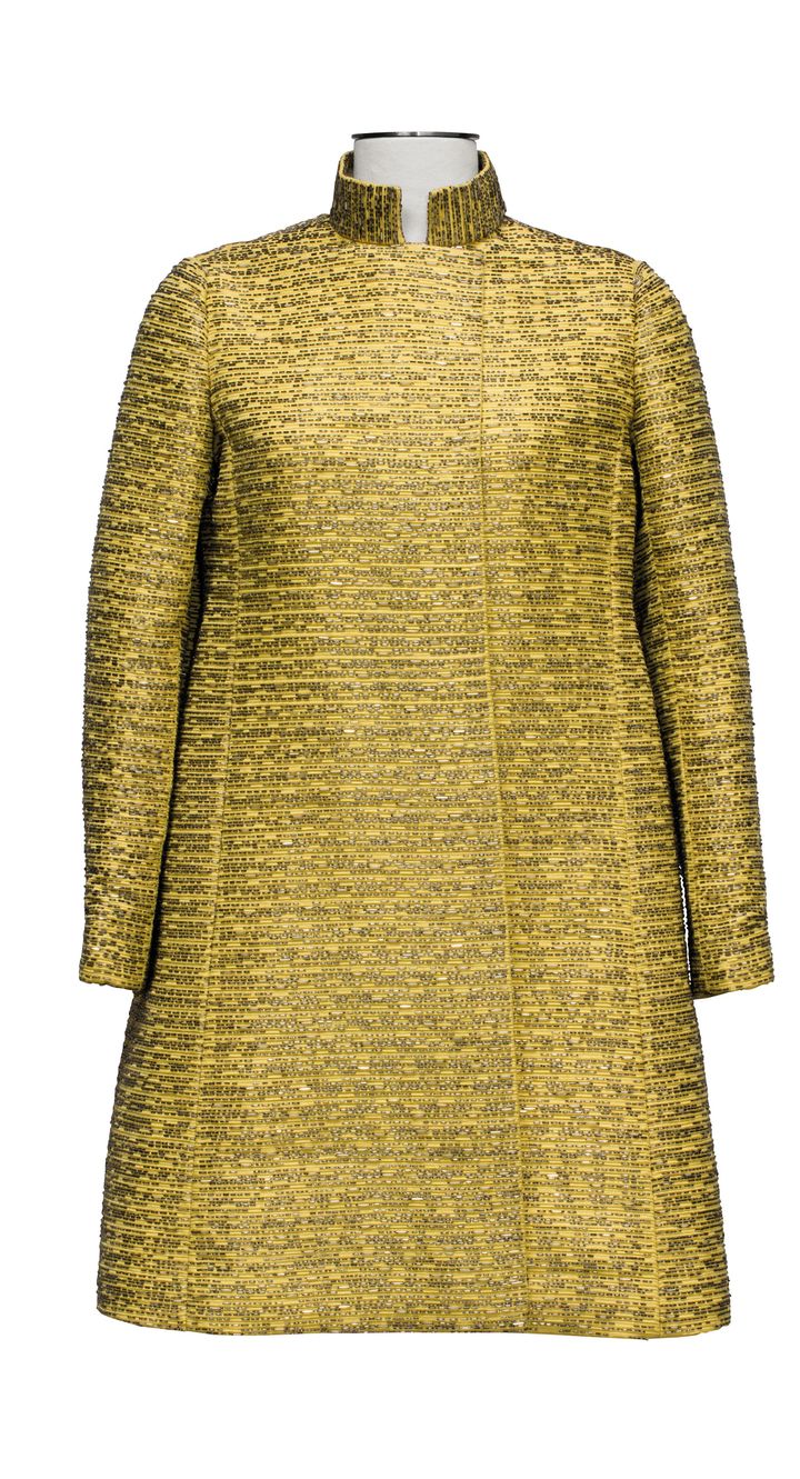 Roberto Capucci haute couture : manteau à petit col montant, jaune paille, entièrement brodé&nbsp;de rayures de perles tubulaires&nbsp;argentées.&nbsp;Estimation : 4 000-6 000 euros pour la vente Sotheby's de juin 2019. (SOTHEBY'S/ART DIGITAL STUDIO)