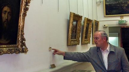 Le conservateur du mus&eacute;e de Draguignan&nbsp;(Var) montre l'emplacement du tableau de Rembrandt vol&eacute; en juillet 1999. (PASCAL GUYOT / AFP)