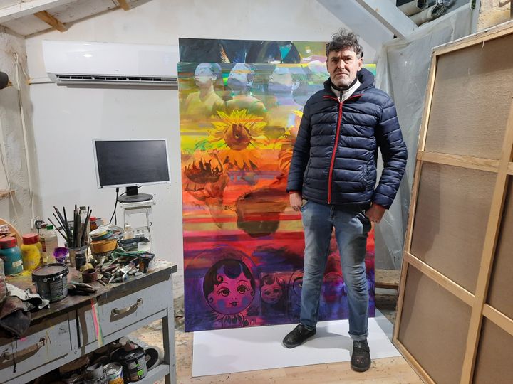 Eduard dans son atelier à Kiev, en novembre 2022. (AGATHE MAHUET / RADIO FRANCE)
