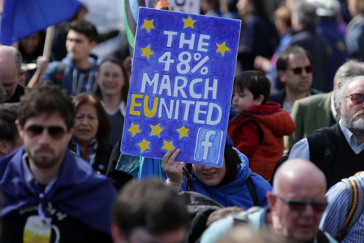 "La marche des 48% UEnis", brandit un manifestant dans la manifestation anti-Brexit de Londres (Royaume-Uni), samedi 25 mars.&nbsp; (DANIEL LEAL-OLIVAS / AFP)