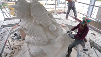 Commencé il y a un mois dans cet atelier de la Meuse, le monument prend forme. Marie Beuze, l'épouse d'Hervé Beuze, participe à la création de la statue. (France 3 Nancy)