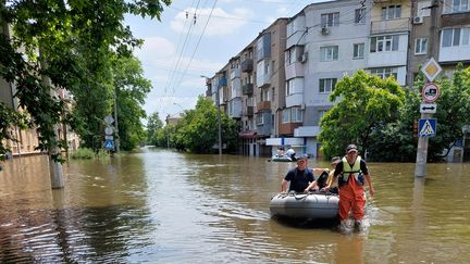 Les opérations de secours se poursuivent à Kherson, trois jours après la destruction mardi 6 juin 2023 du barrage de Kakhovka. (CAMILLE MAGNARD / RADIO FRANCE)