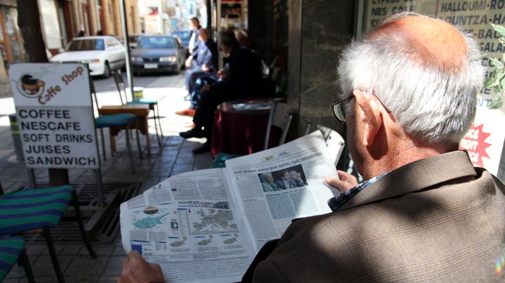 Un Chypriote &agrave; la terrasse d'un caf&eacute; de Nicosie (Chypre), le 17 mars 2013. (BARBARA LABORDE / AFP)