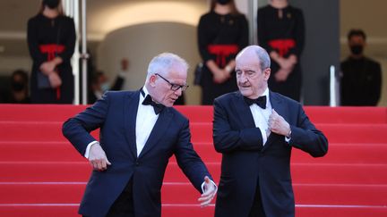 Thierry Fremeaux, directeur du festival de Cannes et Pierre Lescure, président du festival discutent sur le marches avant la projection de&nbsp;Stillwater (VALERY HACHE / AFP)