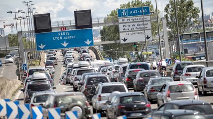 Le samedi 25 ao&ucirc;t est class&eacute; orange, dans le sens des d&eacute;parts comme des retours. (JEFF PACHOUD / AFP)