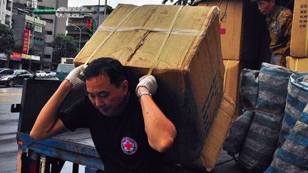 Un volontaire de la Croix rouge de Ta&iuml;wan, le 11 novembre 2013 &agrave; Taipei (Taiwan). (RED CROSS SOCIETY OF TAIWAN / AFP)