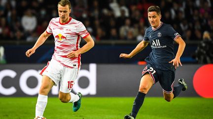 Le milieu parisien, Ander Herrera, tente ici de rattraper le défenseur de Leipzig, Lukas Klostermann, mardi 19 octobre, à l'occasion de la 3e journée de Ligue des champions. (AFP / MATTHIEU MIRVILLE)