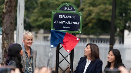 L'esplanade Johnny Hallyday inaugurée mardi 14 septembre 2021 à Paris 12e en présence de sa veuve Laeticia et de la maire de Paris Anne Hidalgo. (JACQUES WITT/ SIPA)