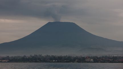 Vue depuis le lac Kivu sur le volcan Nyiragongo près de Gisenye, en RDC. (ERIC LAFFORGUE / HANS LUCAS)