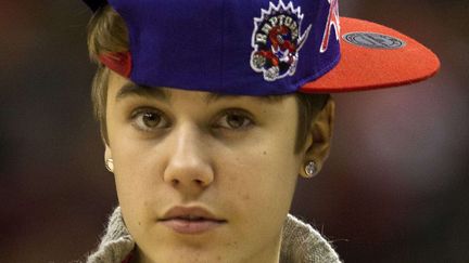 Justin Bieber, bient&ocirc;t 18 ans, sa vilaine peau et son incapacit&eacute; &agrave; porter une casquette correctement. L'adolescence est un &acirc;ge ingrat. (FRANK GUNN / AP / SIPA)