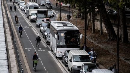 Des personnes circulent à vélo ou en voiture lors d'un mouvement de grève de la RATP, le 13 septembre 2019 à Paris.&nbsp; (MARTIN BUREAU / AFP)