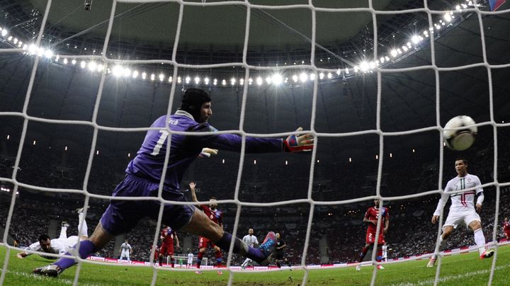 La gardien Petr cech (au centre), a &eacute;t&eacute; le meilleur Tch&egrave;que de ce quart de finale contre le Portugal, le 21 juin 2012 &agrave; Varsovie (Pologne). (ANNE-CHRISTINE POUJOULAT / AFP)