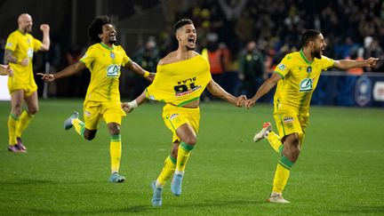 Moutoussamy, Blas et Girotto célèbrent la qualification nantaise en finale de Coupe de France après la victoire aux tirs au but face à Monaco, le 2 mars 2022. (LOIC VENANCE / AFP)