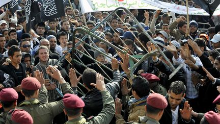 Habitants et soldats tunisiens face &agrave; face, le 17 d&eacute;cembre 2012 &agrave; Sidi Bouzid (Tunisie). (FETHI BELAID / AFP)