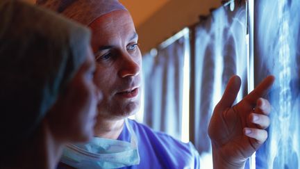 Pour 85% des m&eacute;decins interrog&eacute;s, la pression des patients est la premi&egrave;re cause d'actes m&eacute;dicaux injustifi&eacute;s, selon un sondage TNS publi&eacute; le 4 juillet 2012.&nbsp; (BEN EDWARDS / STONE SUB / GETTY IMAGES)