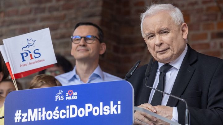 Le président du parti polonais Droit et justice (PiS), Jaroslaw Kaczynski (à droite), accompagné du Premier ministre sortant, Mateusz Morawiecki (à gauche), lors d'un évènement du parti à Pultusk (Pologne), le 8 juillet 2023. (ANDRZEJ IWANCZUK / NURPHOTO)