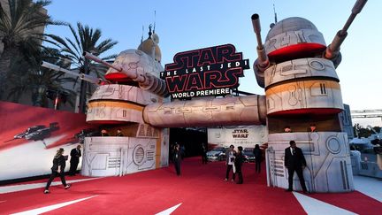 L'entrée de la salle où a eu lieu la première mondiale, samedi 9 décembre, à Los Angeles, en Californie. (ETHAN MILLER / GETTY IMAGES NORTH AMERICA)