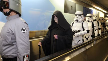 Des participants en costumes de la saga Star Wars empruntent les couloirs du m&eacute;tro apr&egrave;s avoir d&eacute;fil&eacute; lors de la traditionnelle&nbsp;Balloon's Day Parade &agrave; Bruxelles (Belgique), le 6 septembre 2014. (ERIC VIDAL / REUTERS )