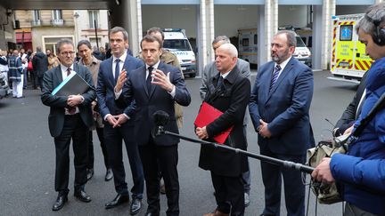 Le président de la République, Emmanuel Macron, accompagné du ministre de la Santé, du directeur général de la Santé et du président de l'AP-HP, lors d'une visite à l'hôpital Necker à Paris, le 10 mard 2020.&nbsp; (LUDOVIC MARIN / AFP)