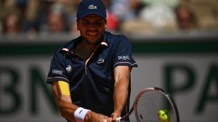 Gregoire Barrere face à John Isner, au 2e tour de Roland-Garros, le 25 mai 2022. (CHRISTOPHE ARCHAMBAULT / AFP)