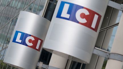 Le logo de la cha&icirc;ne d'information LCI &agrave; l'entr&eacute;e du si&egrave;ge du groupe TF1, le 29 juillet 2014 &agrave; Boulogne-Billancourt (Hauts-de-Seine). (KENZO TRIBOUILLARD / AFP)