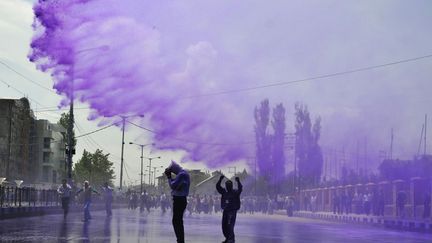 Des manifestants sont asperg&eacute;s avec de l'eau color&eacute;e &agrave; Srinagar (Inde), le 9 mai 2012. (TAUSEEF MUSTAFA / AFP)