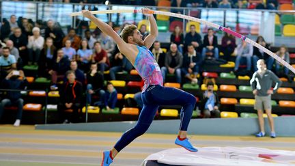 Kevin Mayer à la perche (RICHARD BRUNEL / MAXPPP)