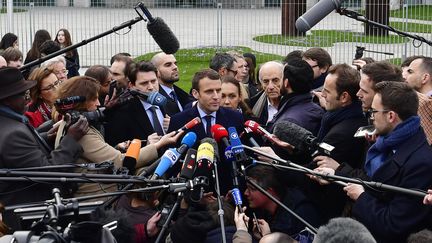 Emmanuel Macron s'exprime face aux journalistes, le mardi 16 mai 2017, à Berlin (Allemagne). (JOHN MACDOUGALL / AFP)