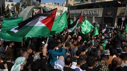 Des manifestants à Hébron, en Cisjordanie, le 18 octobre 2023. (MAMOUN WAZWAZ / AFP)