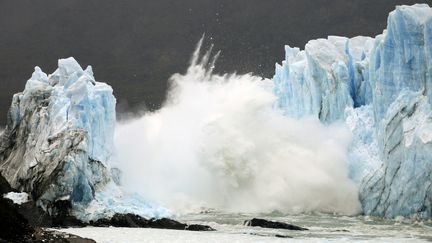 Un pont de glace se fissure sur le mur du glacier Perito Moreno, situé dans le parc national Los Glaciares, dans la province de Santa Cruz (Argentine), le 10 mars 2016. (WALTER DIAZ / AFP)