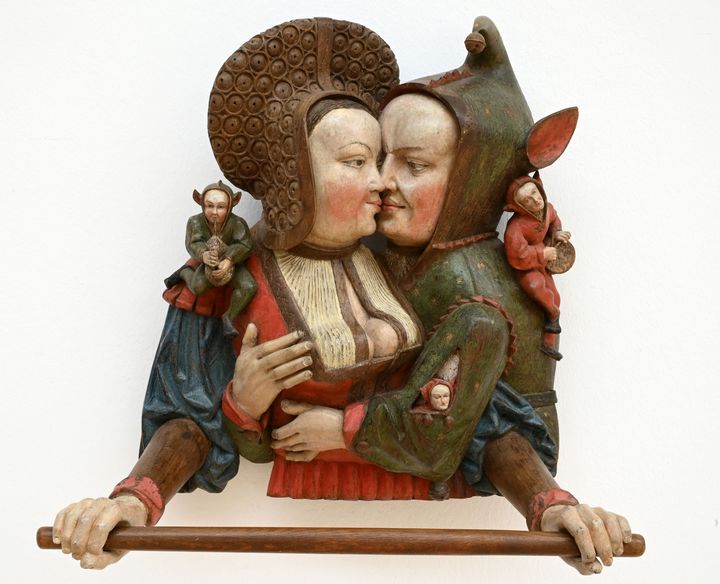 Arnt van Tricht, porte-serviette couple amoureux, Clèves. (MUSEUM KOEKKOEK HAUS KLEVE / PHOTO A. GOSSENS)