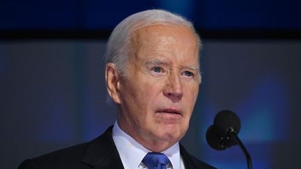 Le président américain Joe Biden s'exprime sur scène au premier jour de la Convention nationale démocrate, à Chicago, dans l'Illinois, le 19 août 2024. (ROBYN BECK / AFP)